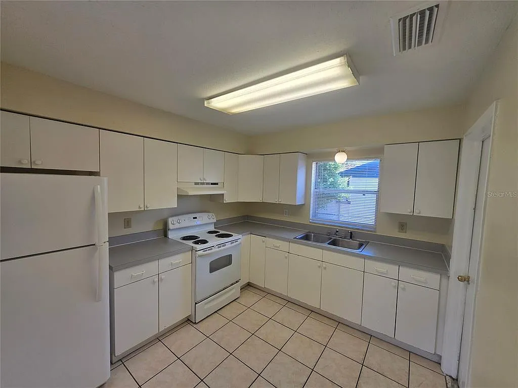 3 bed, 1.0 bath, 946 sqft, $1,750 — Photo 3