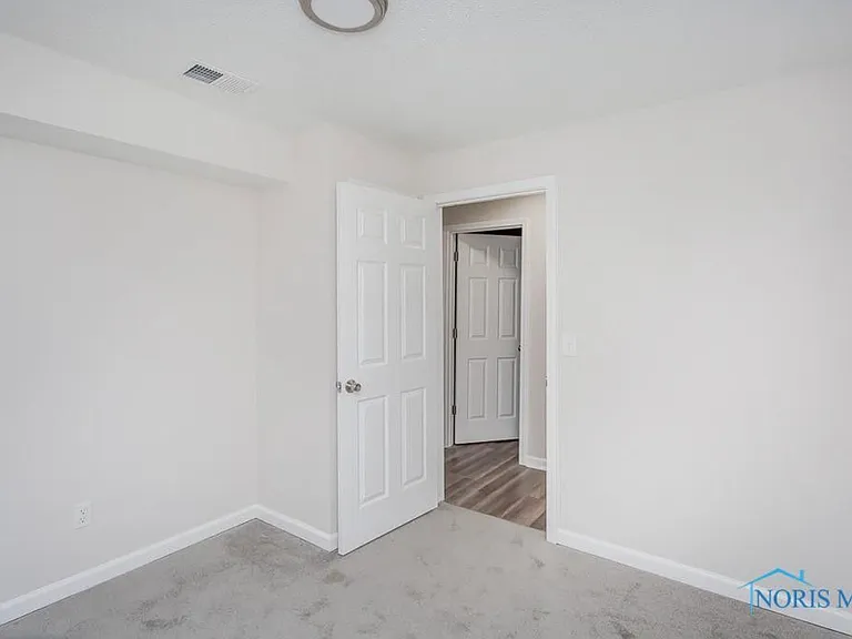 421 E Streicher St — Photo 5