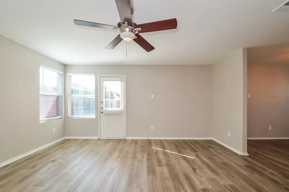 4 bed, 2.5 bath, 2134 sqft, $2,320 — Photo 4