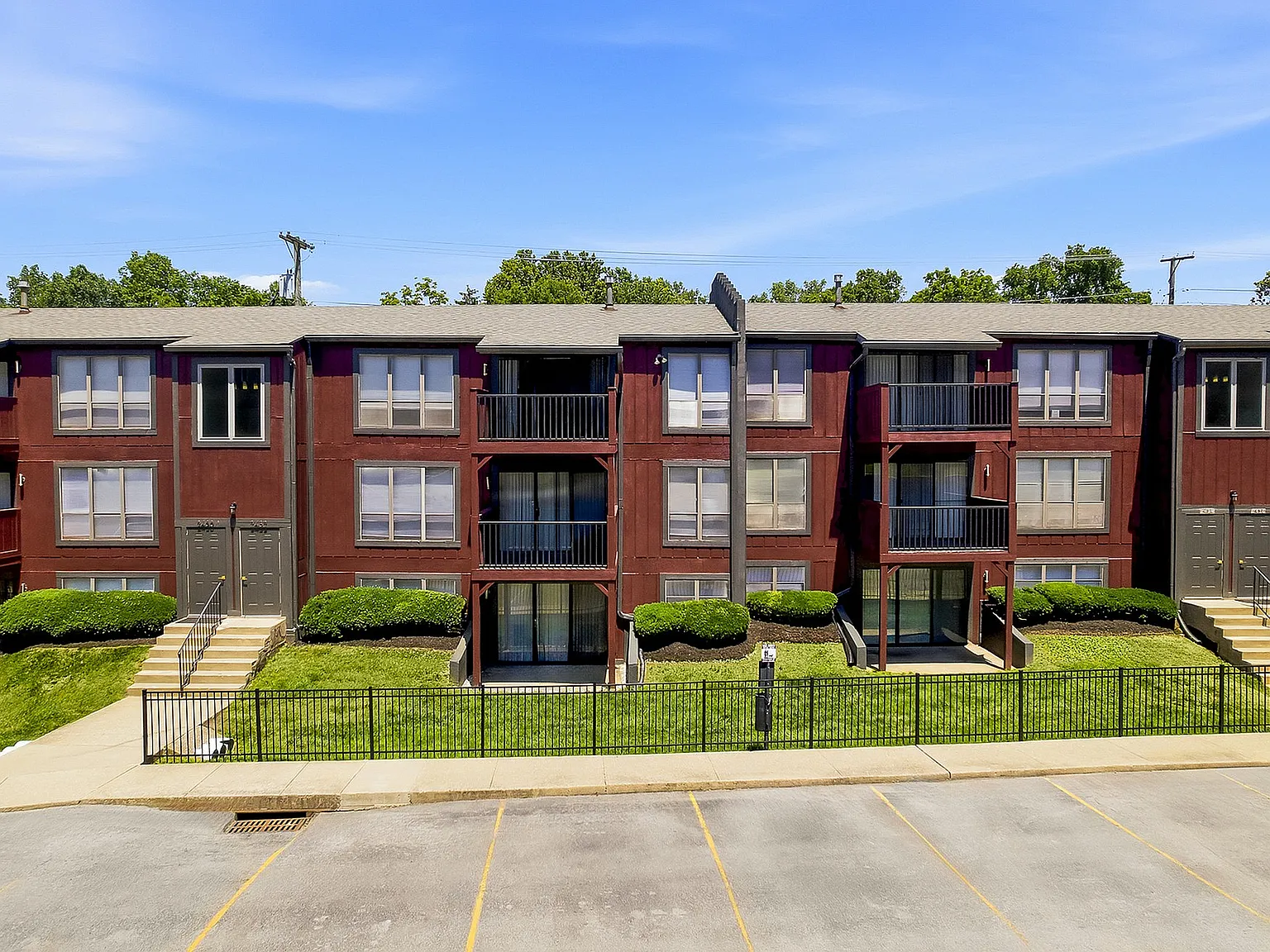 Eagles Eyrie Apartments — Photo 2