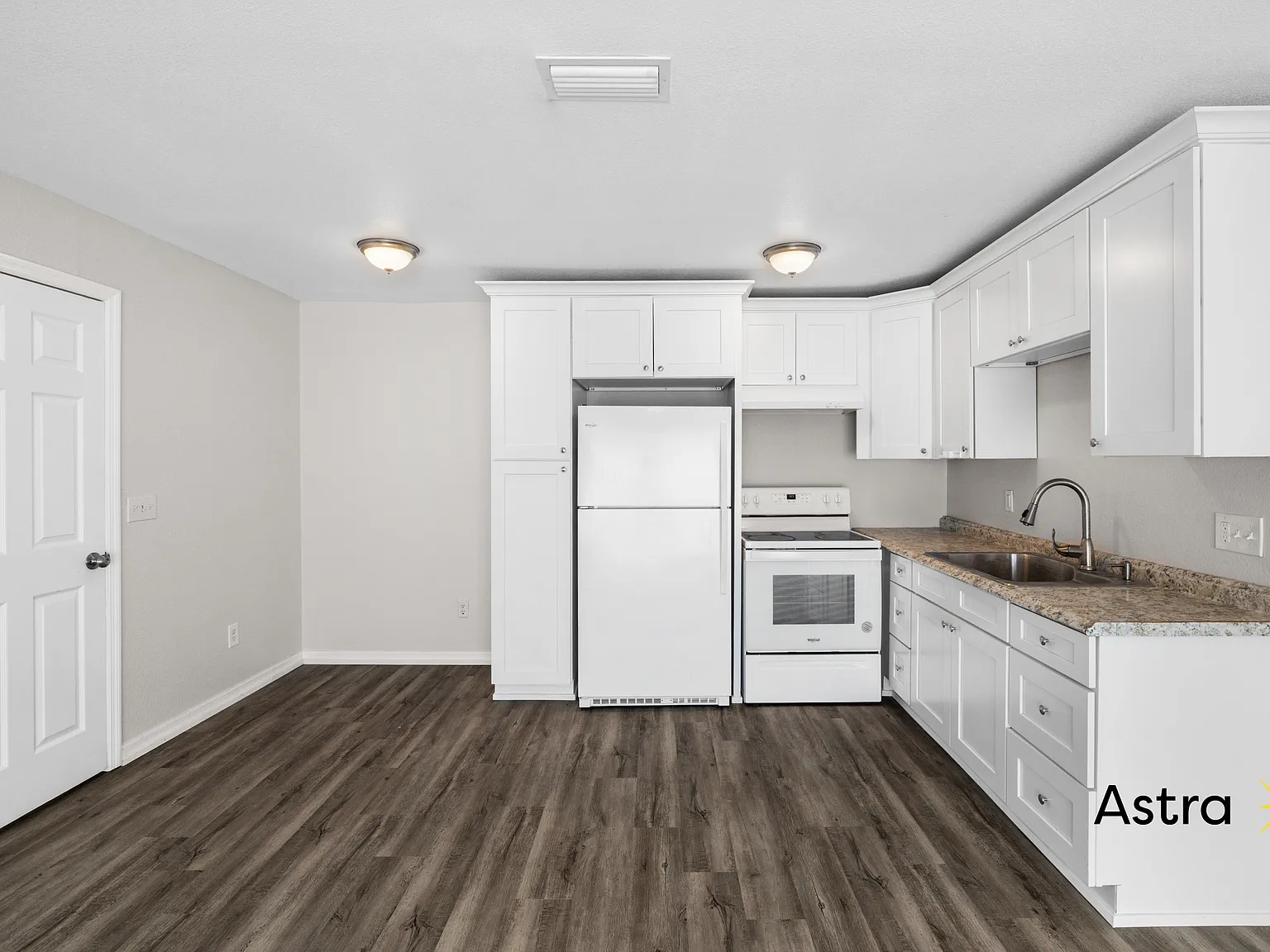 327 S Fernwood Ave — Photo 2
