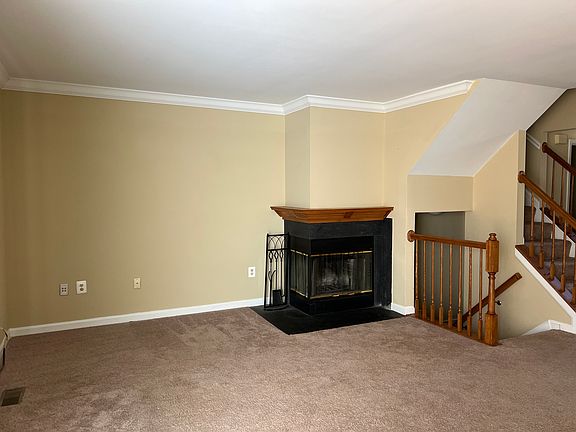 4th image of 325 Hickory Nut Ct