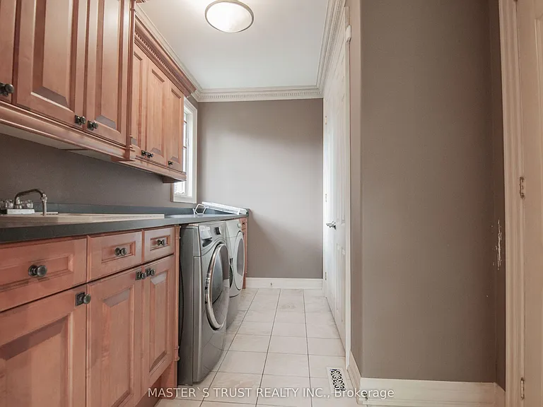 678 Saint Nicholas Ct — Photo 18