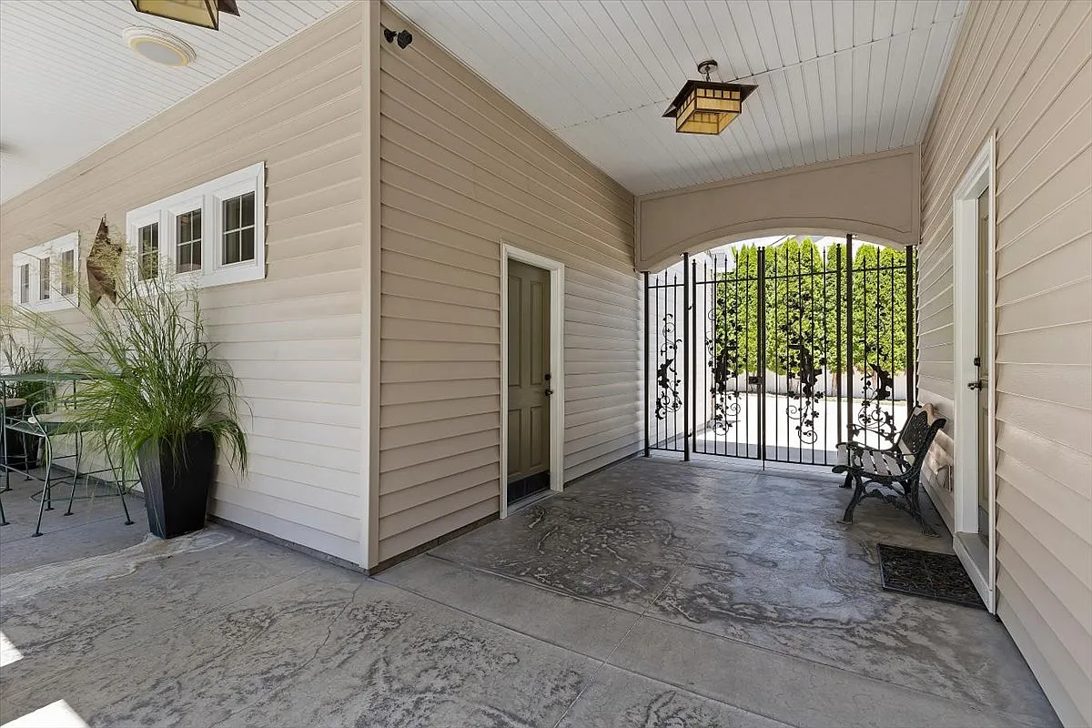 Studio, 700 sqft, $1,850 — Photo 2