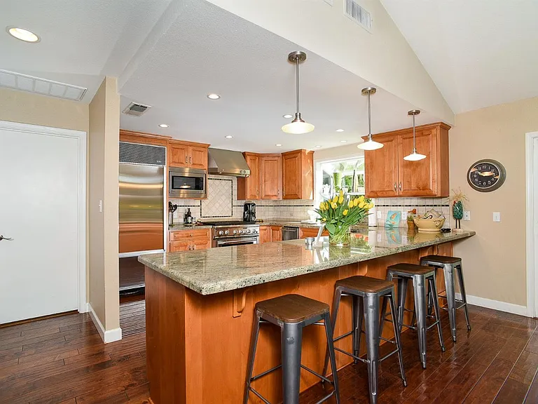 1228 Lantern Ct — Photo 13