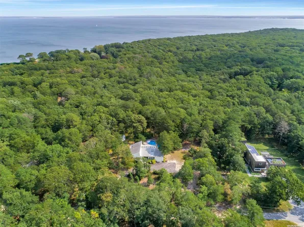 9 Sheridan Road, Hampton Bays, NY 11946