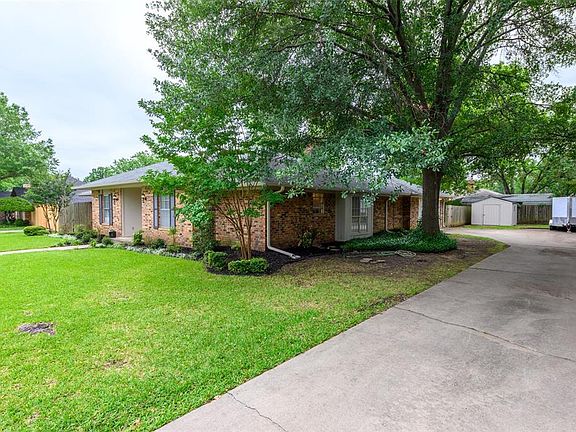 5th image of 2332 Green Oaks St