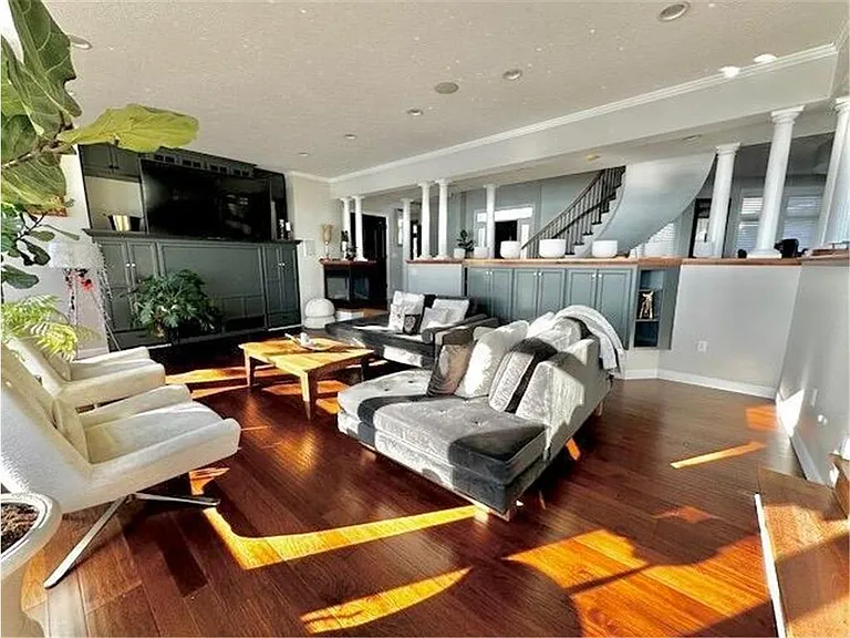 5760 Oakview Ln N — Photo 11