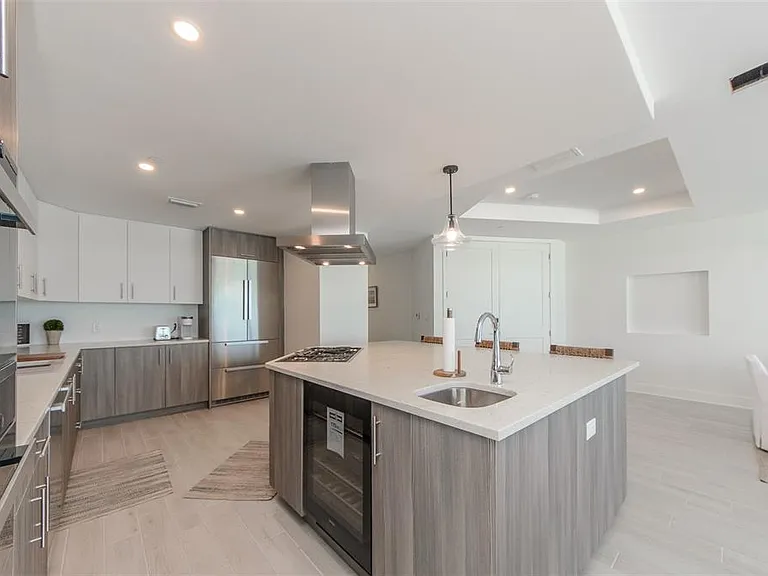 15 Avalon St #702 — Photo 11
