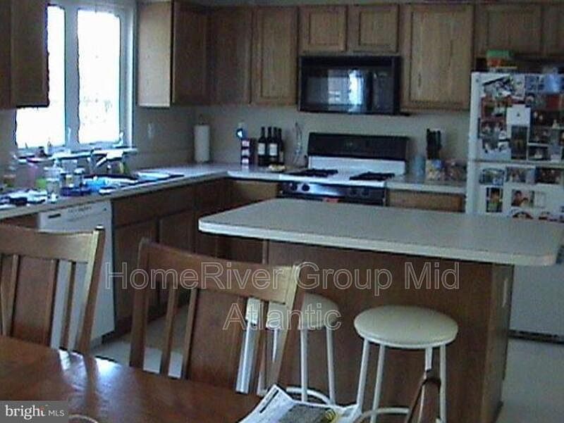 2nd image of 747 Howards Loop
