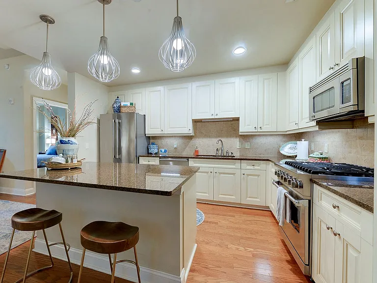 701 Royal Ct #306 — Photo 5