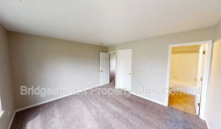8694 Plum Creek Ct — Photo 3