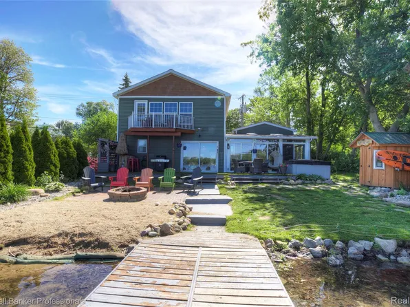 1000 Round Lake Rd, White Lake, MI 48386