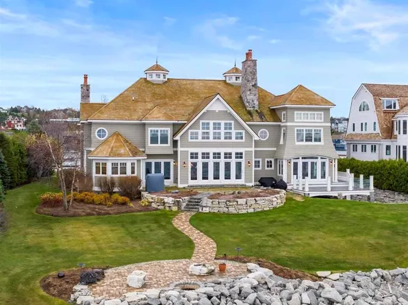 4050 Peninsula Dr, Bay Harbor, MI 49770