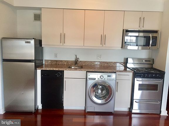 4th image of 219 S 18th St #613