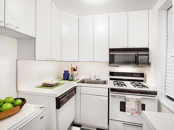 3rd image of 300 W 72nd St APT 1F
