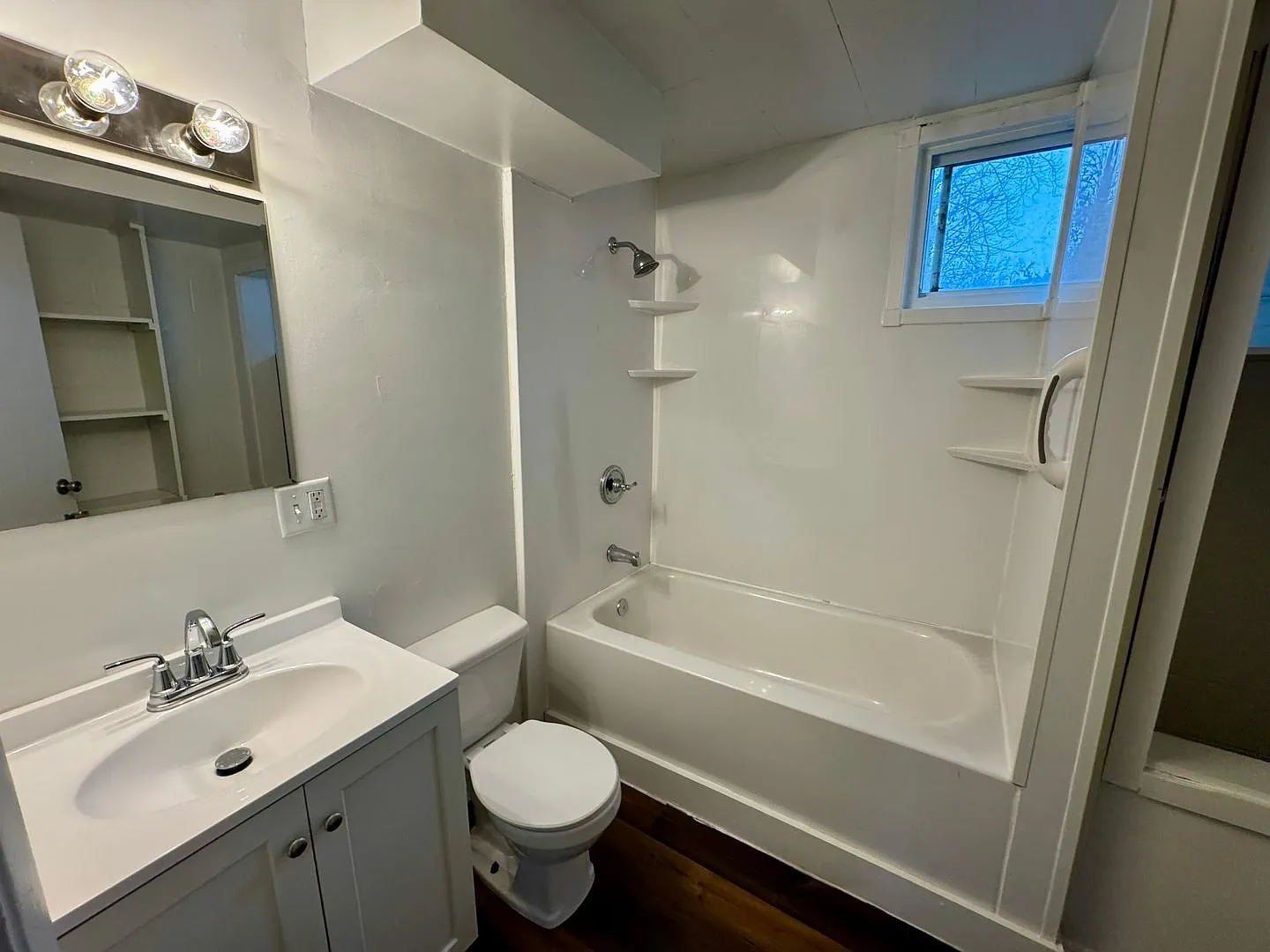 1 Bed / 1 Bath All Utilities Included Private Entrance — Photo 3