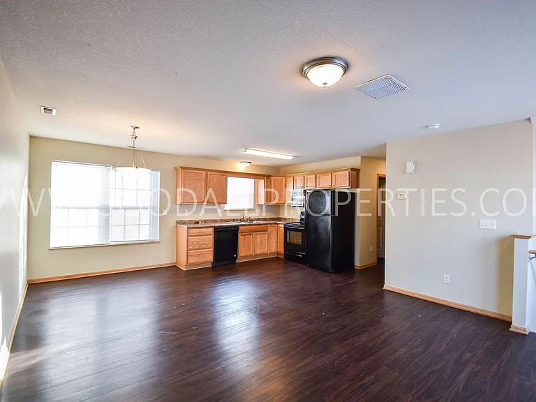 15211 Greenbelt Dr — Photo 3
