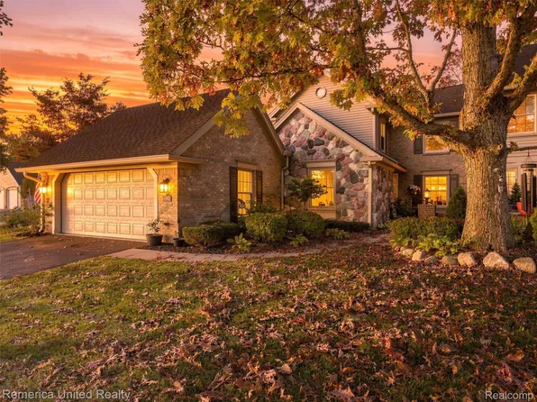 4742 Pine Eagles Dr, Brighton, MI 48116