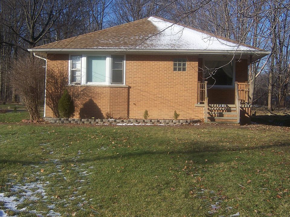 Beautiful 3 bedroom brick ranch located mins from shopping mall