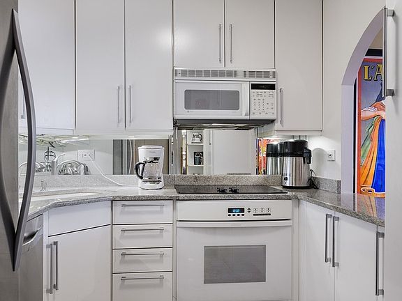 5th image of 1555 N Sandburg Ter #117K
