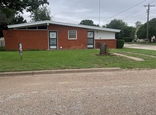 1140 W Forest St, Munday, TX 76371