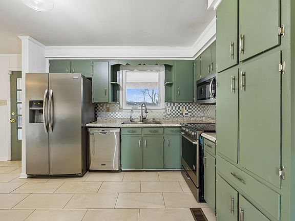 5th image of 913 Branch Rd