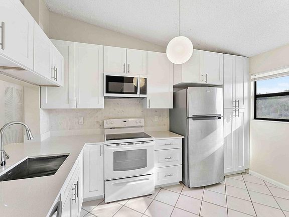 4th image of 3375 Jaywood Ter #2050