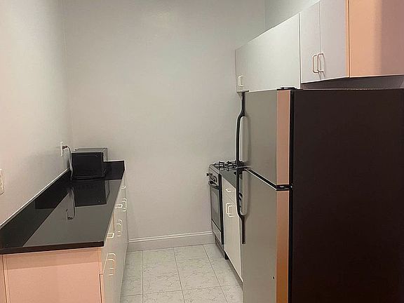 5th image of 425 E 85th St APT 1A