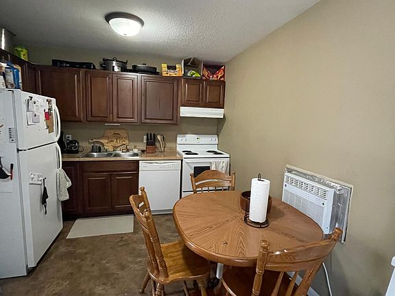 Kitchen w/ wall unit AC