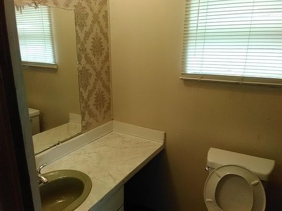 4th image of 16240 San Pedro Ave