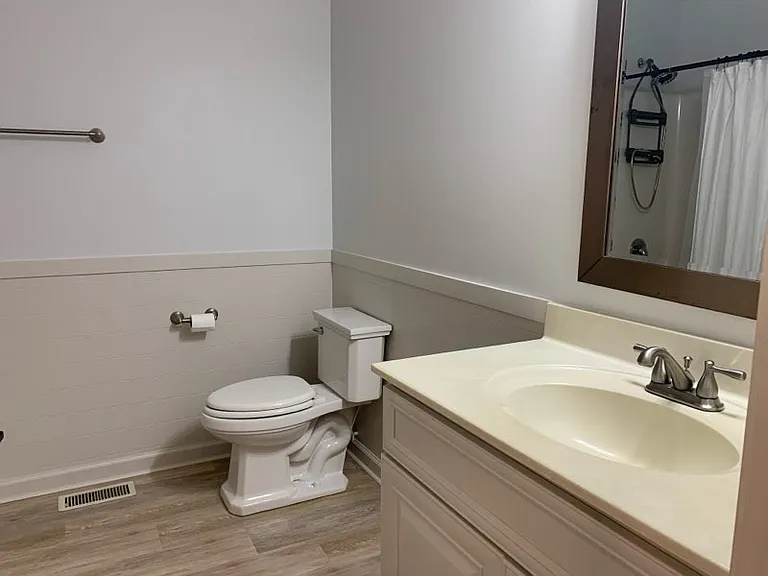 413 Queen Anne St — Photo 14