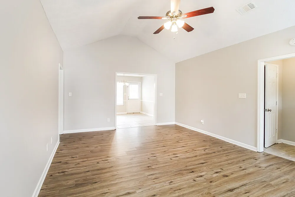 3 bed, 2.0 bath, 1458 sqft, $1,900 — Photo 4