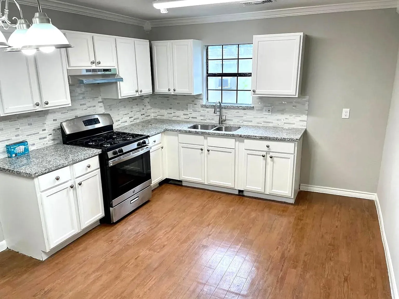 2 bed, 1.0 bath, 900 sqft, $1,350 — Photo 2