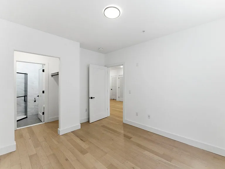 649 38th St #203 — Photo 16