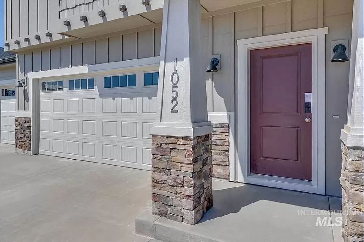 Building Photo - 1052 E Ionia Dr