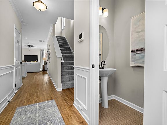 3rd image of 221 Courtside Dr