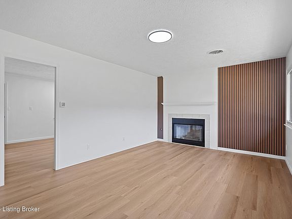 5th image of 302 Marian Dr