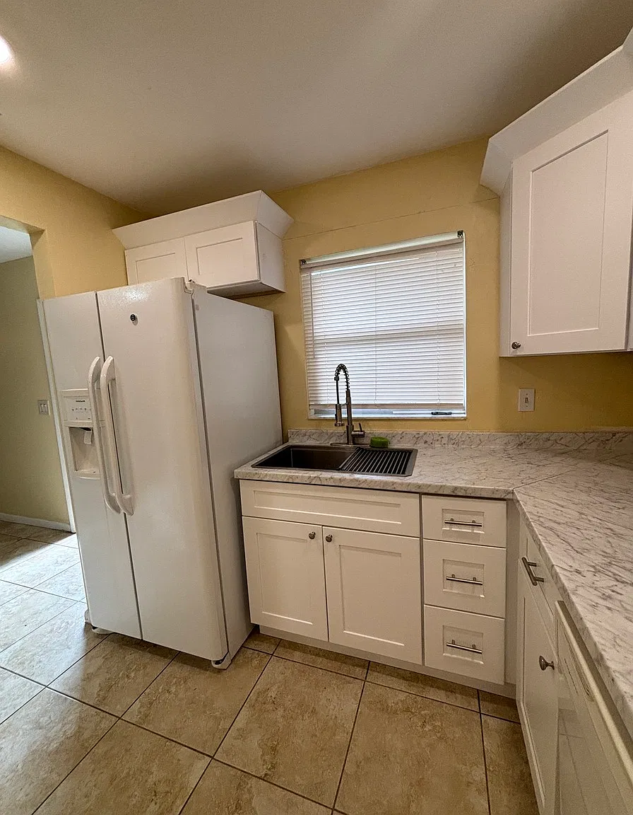 Annual 2-bedroom 2-bath. Available — Photo 4