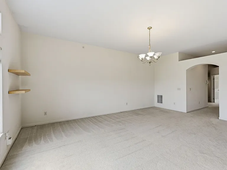 323 Skyview Ct — Photo 7