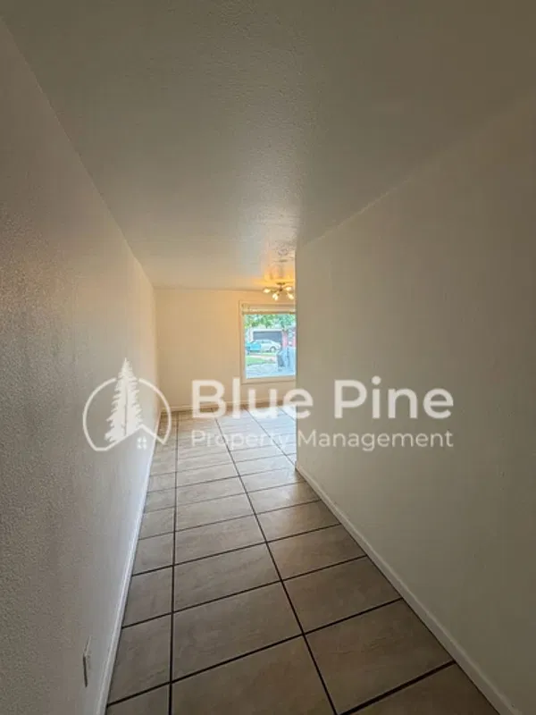 2 bed, 1.0 bath, 725 sqft, $750 — Photo 2