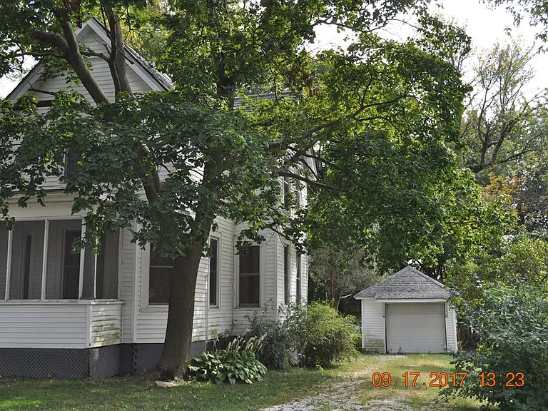 853 E Penn St — Photo 2