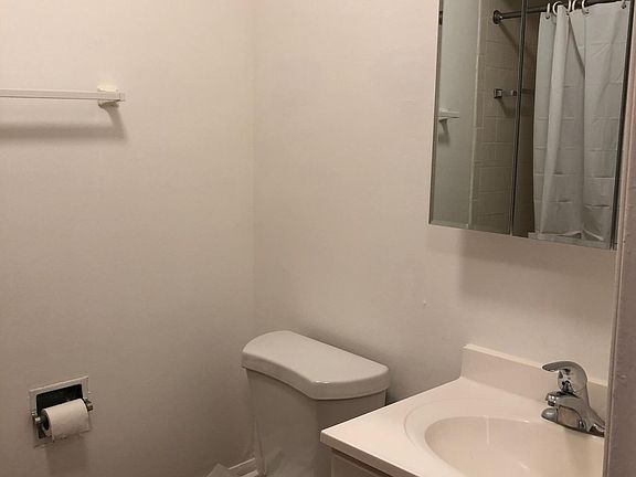 4th image of 1040 Chicago Ave APT 209