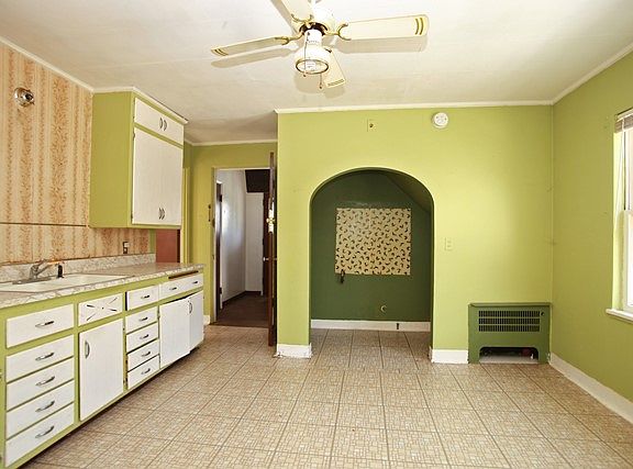 3rd image of 1426 W Dakota St