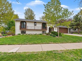 2321 S Mockingbird Cir, Sioux Falls, SD 57103