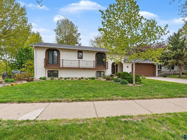 2321 S Mockingbird Cir, Sioux Falls, SD 57103