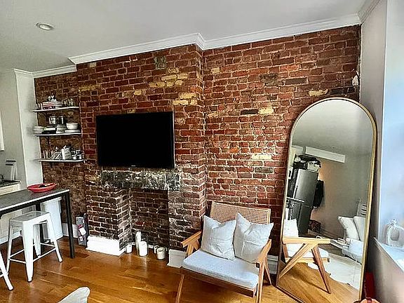 2nd image of 271 E 10th St APT 3