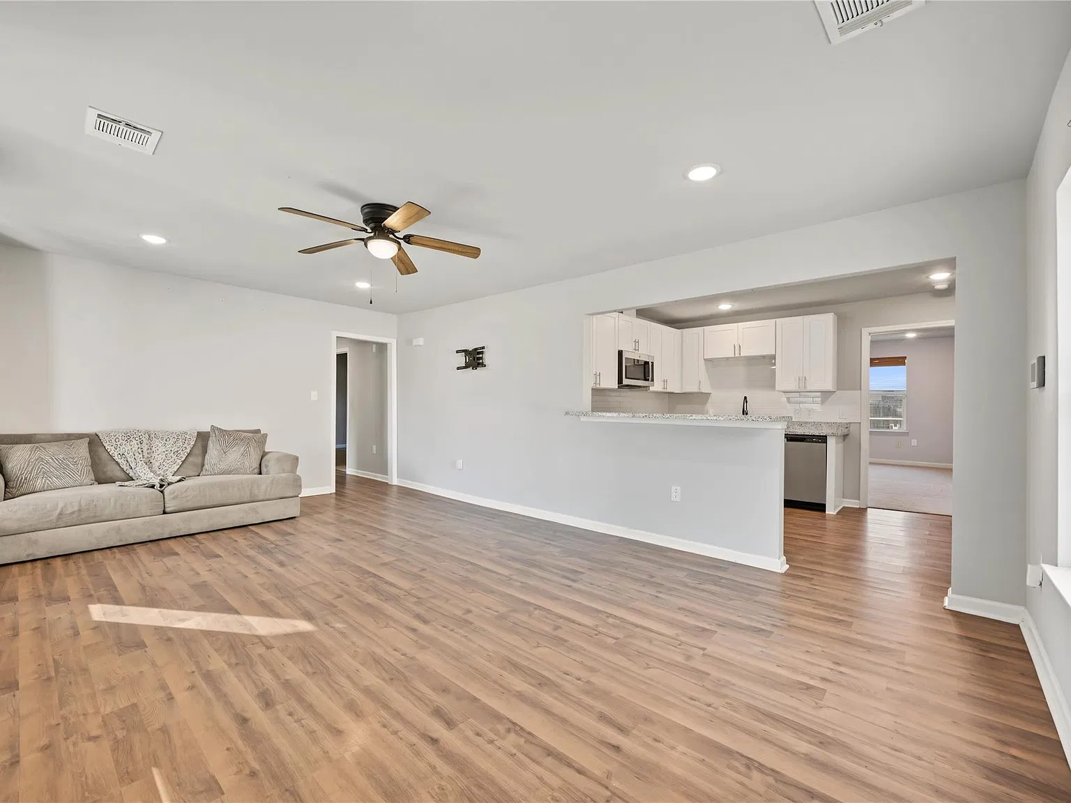 3 bed, 2.0 bath, 1480 sqft, $2,100 — Photo 3