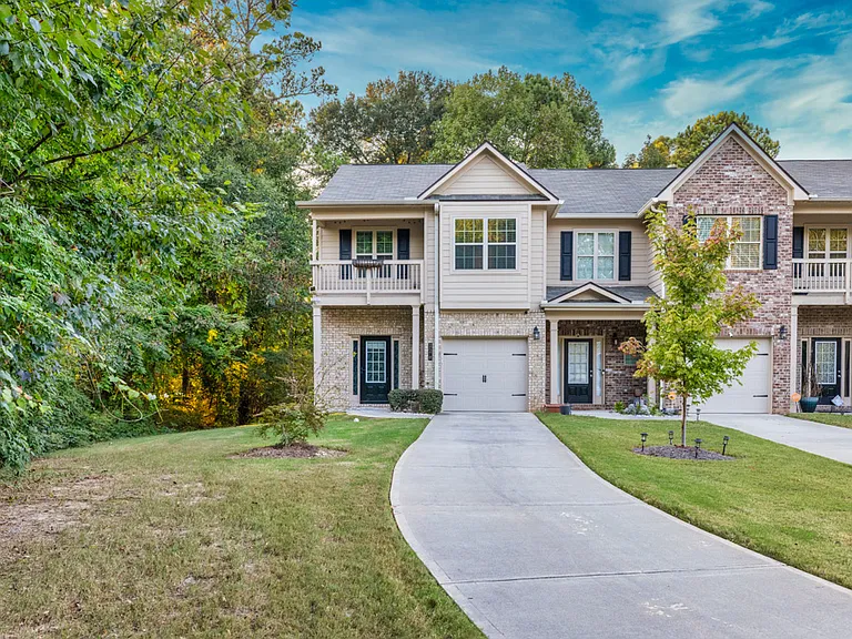 2570 Castellan Dr — Photo 4