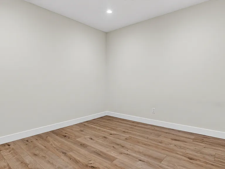 4711 Tyrone Ave — Photo 29